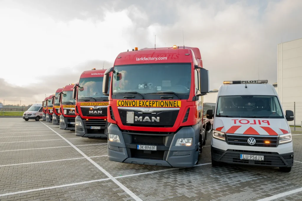 rote Lastwagen und ein Begleitfahrzeug